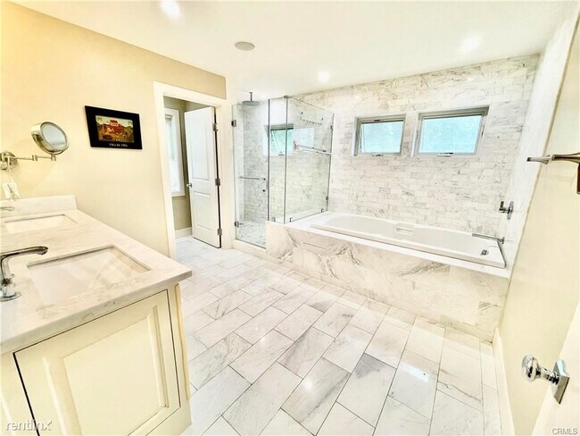 Building Photo - 4 br, 3 bath House - 705 S Mentor Ave