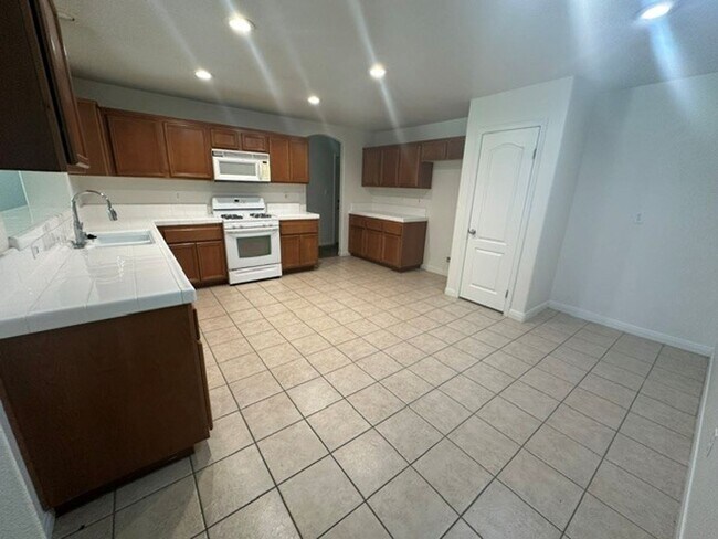 Foto del edificio - Nice four bed, two bath home in Northwest!!