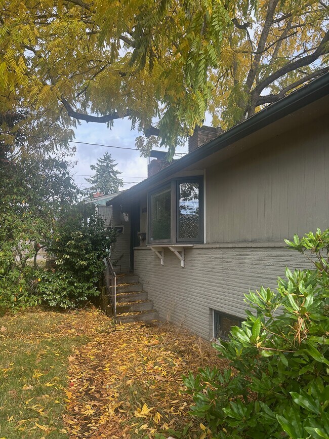 Entrada - 8018 Densmore Ave N