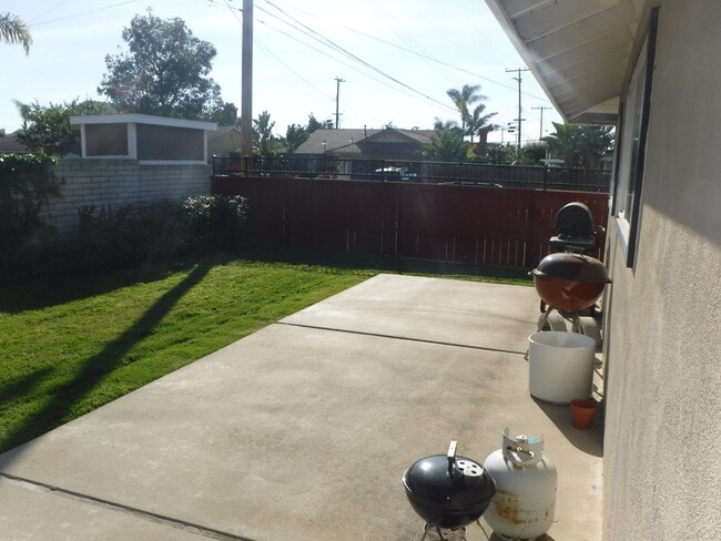 Building Photo - On Cul-De-Sac: 3 Bedroom 2 Bath Single Sto...