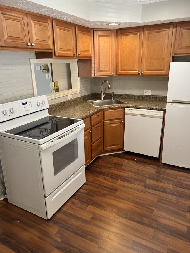 Kitchen - 1111 Palo Alto St