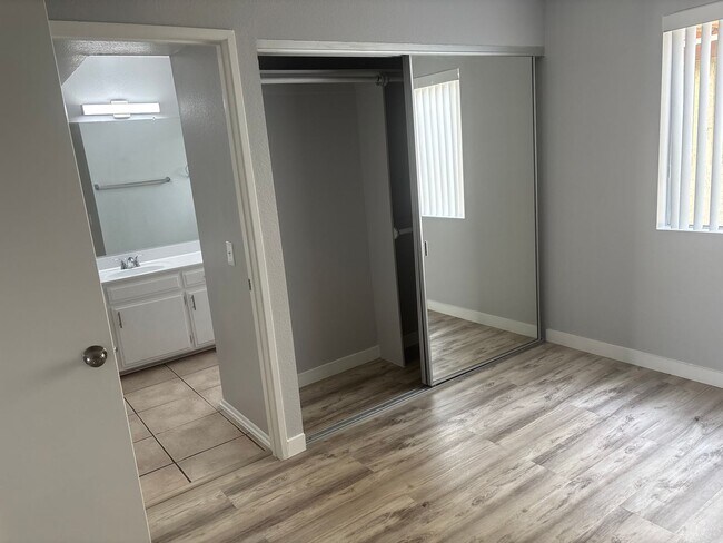 Foto del edificio - 11244 Morrison St
