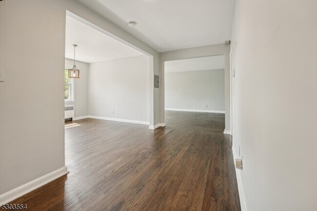 Foto del edificio - 24 Hutton Ave