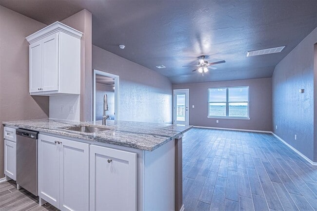 Building Photo - 1620 Highland Loop