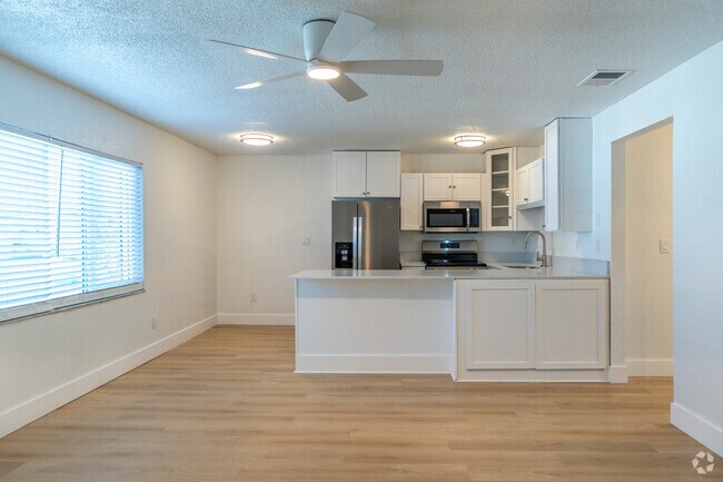 2BD, 1BA - 889SF - Living Room - Westshore Marina Flats