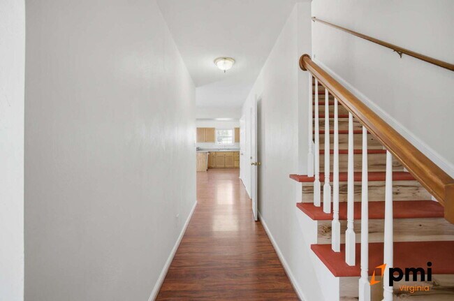 Building Photo - 3 BEDROOM 2.5 BATH WITH FENCED IN YARD AND DETACHED GARAGE FOR RENT IN NORFOLK!