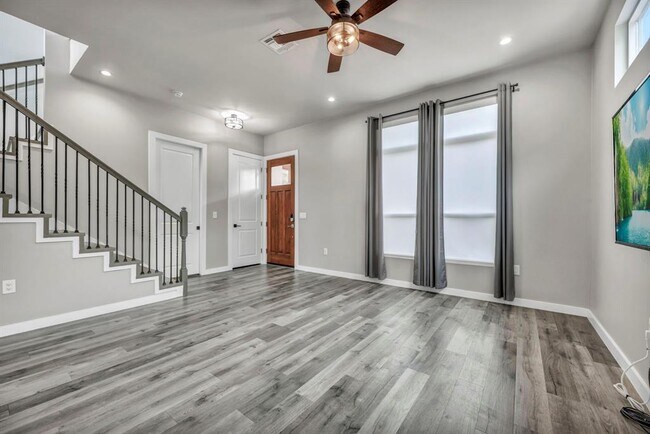 Building Photo - 1107 Lott Ave