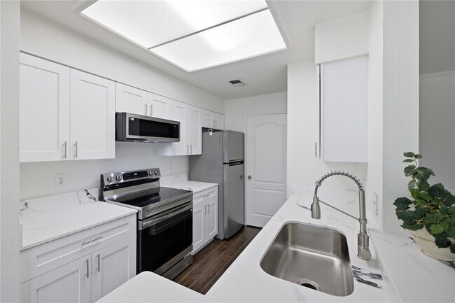 Foto del edificio - 6000 Shepherd Mountain Cove