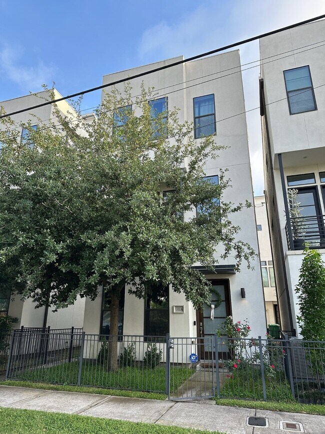 Foto del edificio - 1702 Alamo St