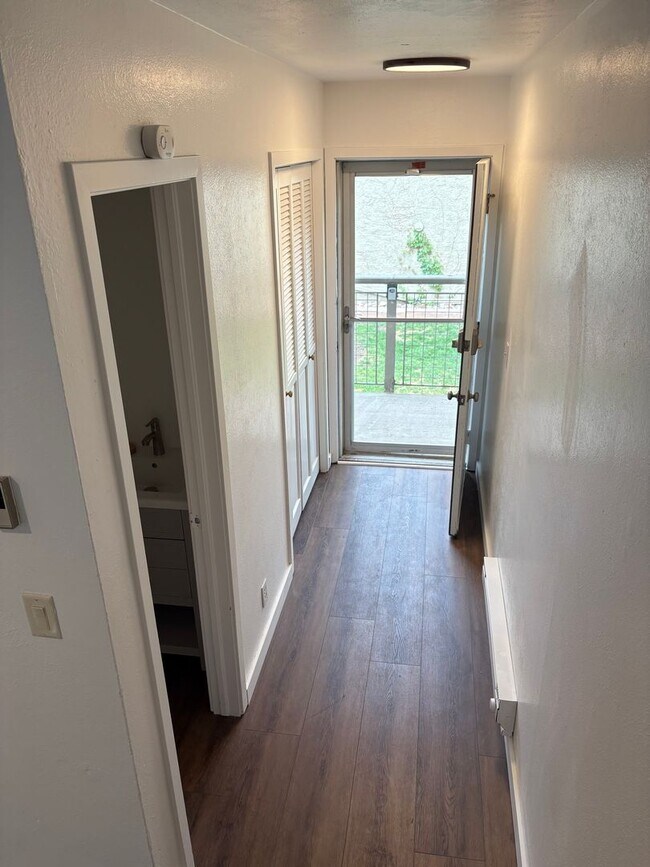 Foto del edificio - Completely Renovated 2 Bed 1.5 Bath West Pearl Street Condo W/Hiking Trails In Your Backyard.