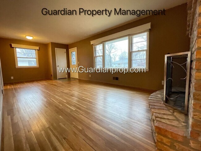 Foto del edificio - Single Family Home Featuring 2 Baths, 2 Car Garage, Fireplace, and Fenced in Yard