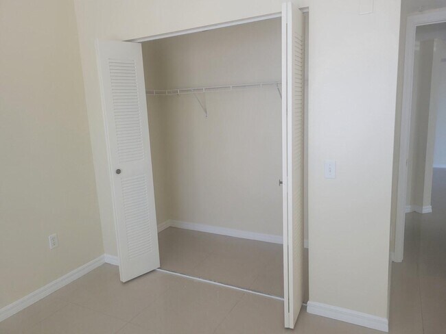Building Photo - 1310 Villa Cir