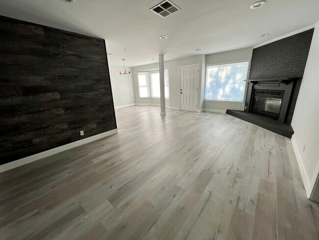 Building Photo - 5114 Balboa Blvd