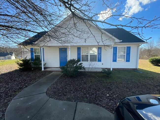 Foto del edificio - Room in House on Rucker Cliff Dr