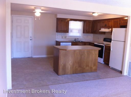 Primary Photo - 900 Evergreen Ave