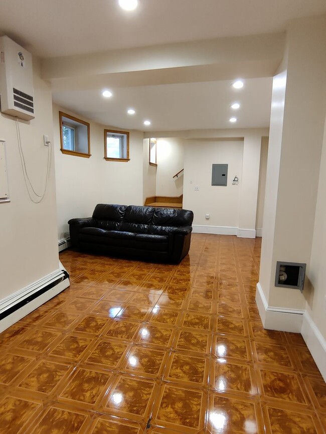 Building Photo - No Brokers Fee, Coolidge Corner Area of Brookline. Recently Renovated Unit. Central heat/AC, In-U...