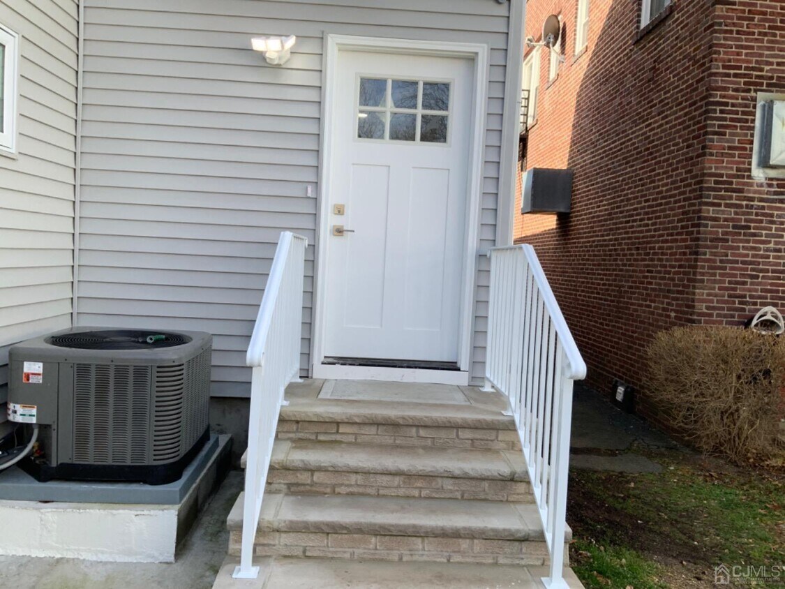 Primary Photo - 168 Main St