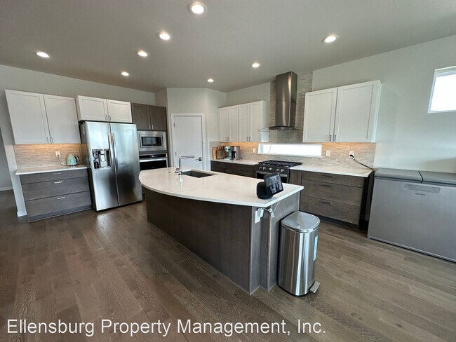 Foto del edificio - 3 br, 2 bath House - 210 E Stanford Avenue