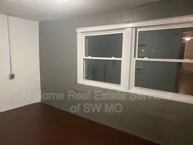 Foto del edificio - 518 W McHenry Ave