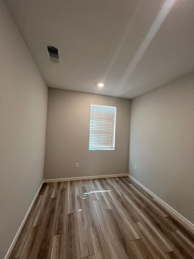 Foto del edificio - Gorgeous 4 Bedroom and 3 Bathroom Home in Wildhawk North Development $3,100 plus utilities and solar