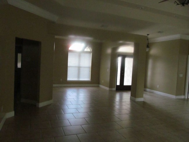 Building Photo - 146 Hombre Cir