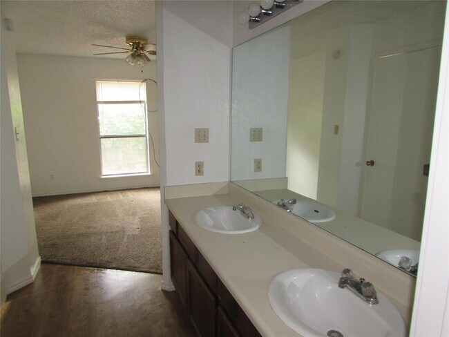 Building Photo - 1111 Oakland Dr
