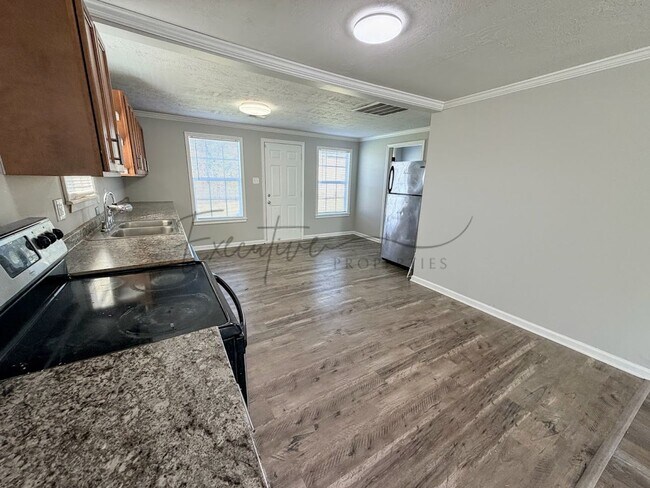 Foto del edificio - Freshly Updated 2BR Home with Large Yard