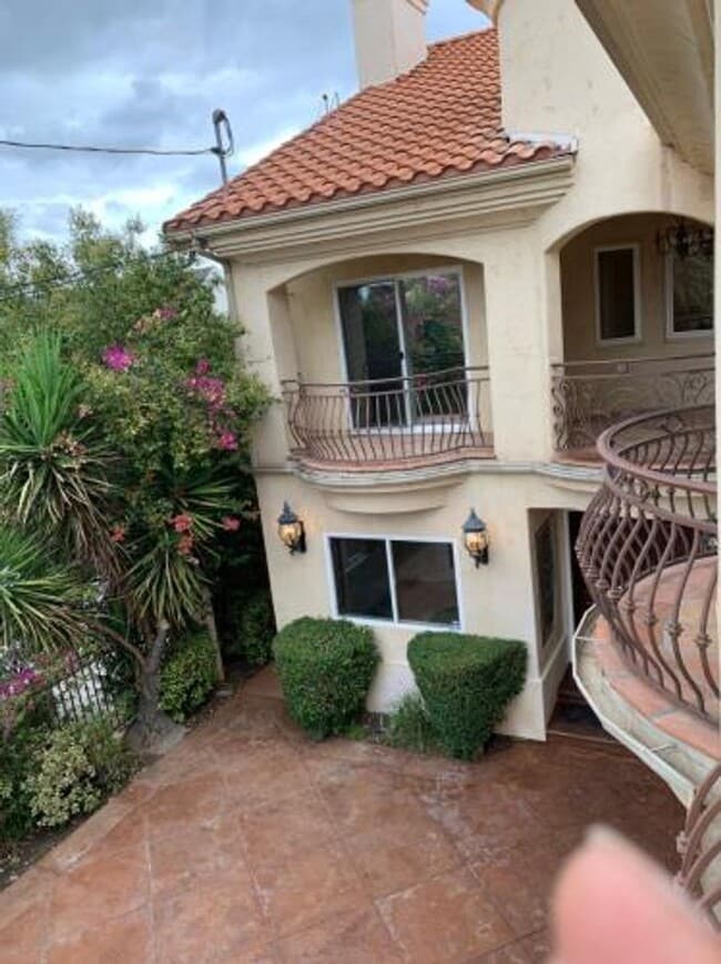 Building Photo - Furnished luxury master piece big family h...