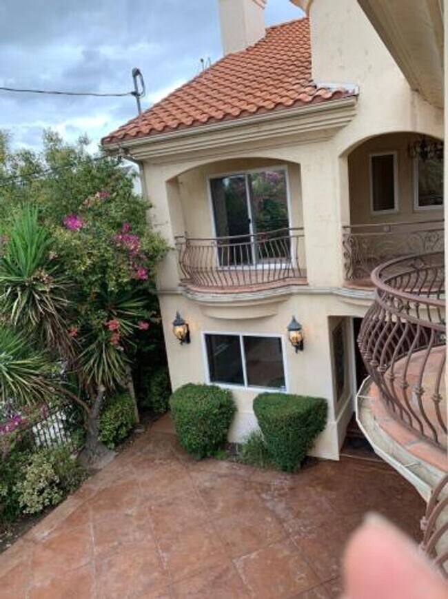 Foto del edificio - Luxury master piece big family house. Gust...