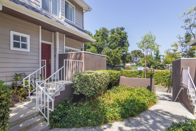 Building Photo - Bright End-Unit Townhouse in Shady Grove w...