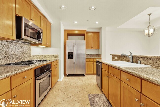 Building Photo - 3 Bed, 3 Bath Townhome in Prime Hillcrest ...
