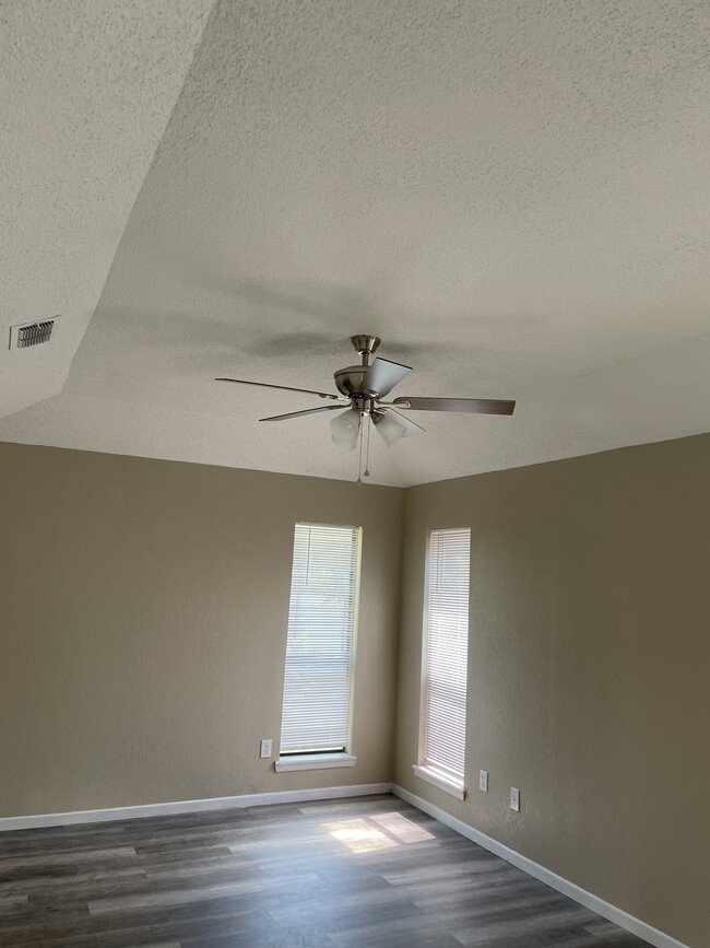 Máster bedroom, tray ceiling - 5017 Wagon Wheel Ave