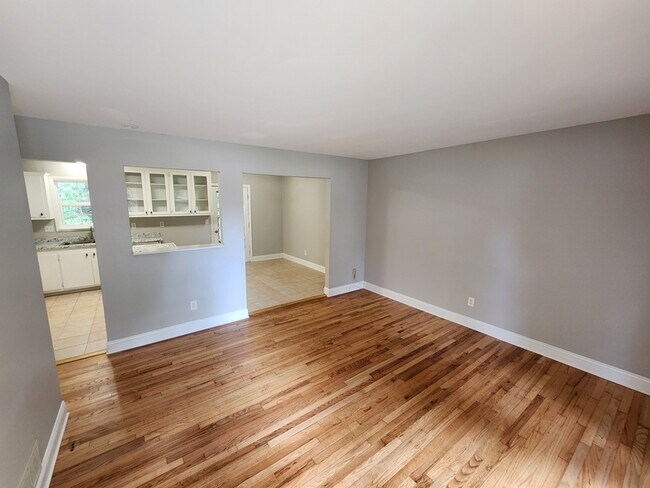 Foto del edificio - 829 E Glochester Pl NW