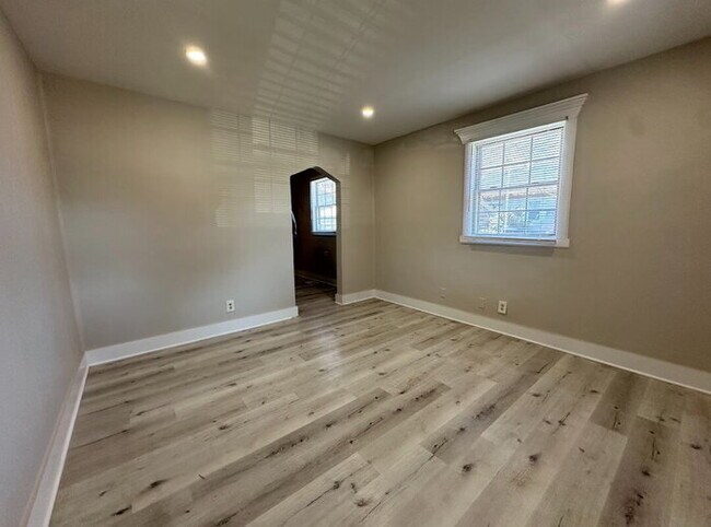 Foto del edificio - CENTER TOWNSHIP! **** SECTION 8 ****