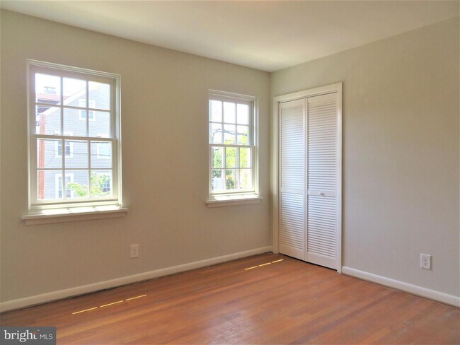 Building Photo - 413 Amelia St