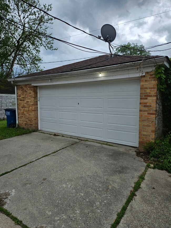 Building Photo - 3405 Douglas Rd