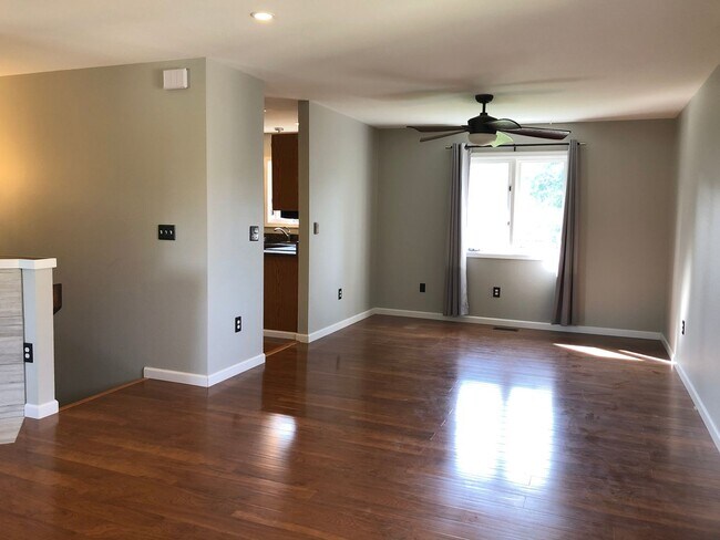 Building Photo - Beautiful 3 Bdrm house in South Anchorage ...