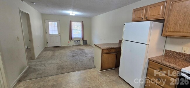 Building Photo - 517 Hickory St