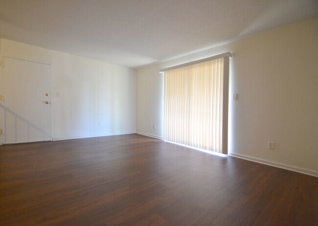 Building Photo - High Meadow Condos  Spacious 2bed/2bath gr...