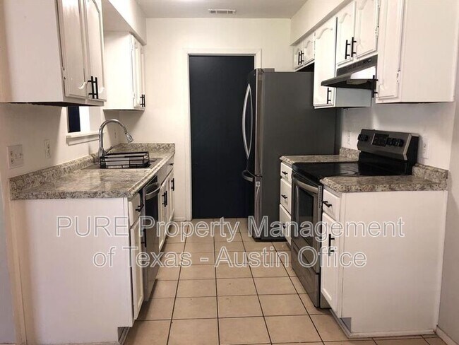 Building Photo - 1404 Meadows Dr