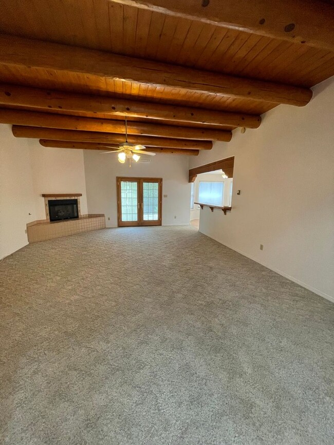 Building Photo - Nice & Clean 3 bedroom, 2 full bath w/2 ca...