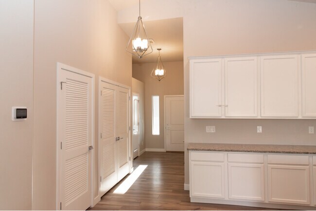 Building Photo - 970 S Knox Dr