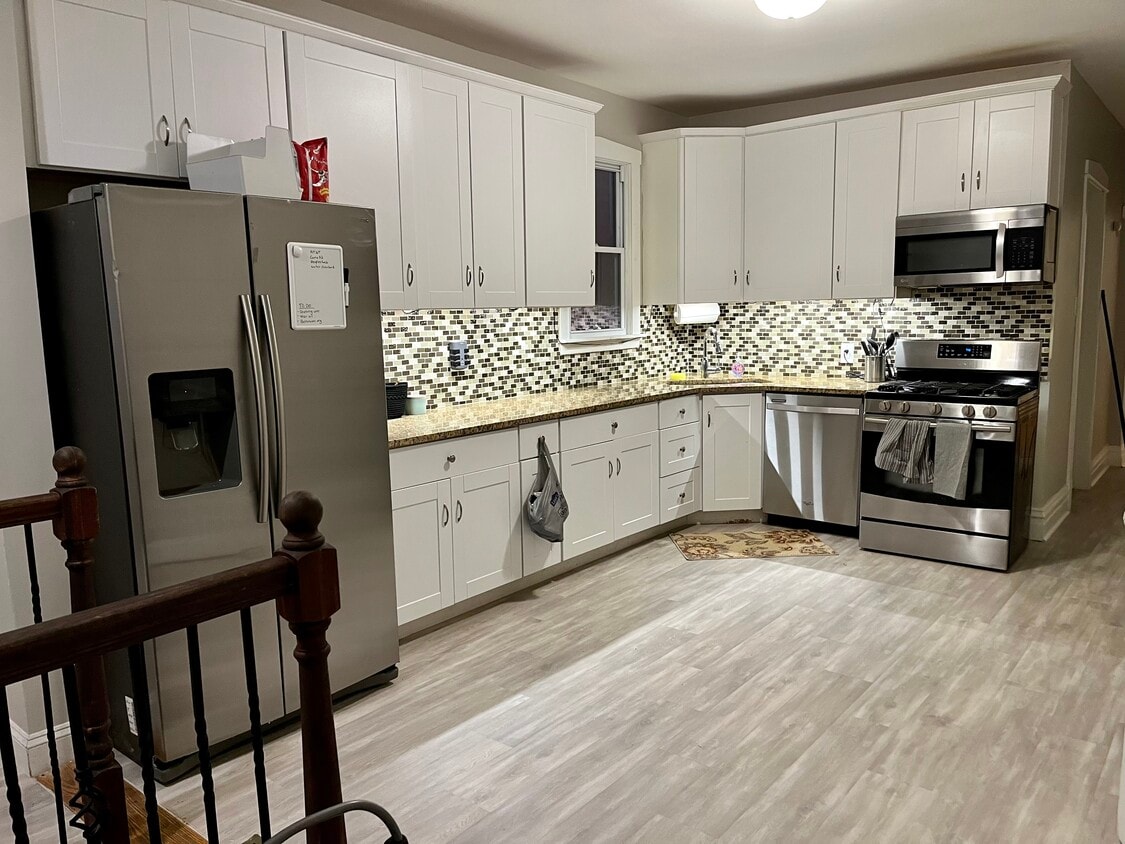 Full Rehab, spacious, eat-in ready - 1716 W School St