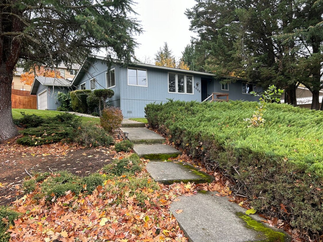 Foto principal - **HOLIDAY SPECIAL** Nice East Medford home...