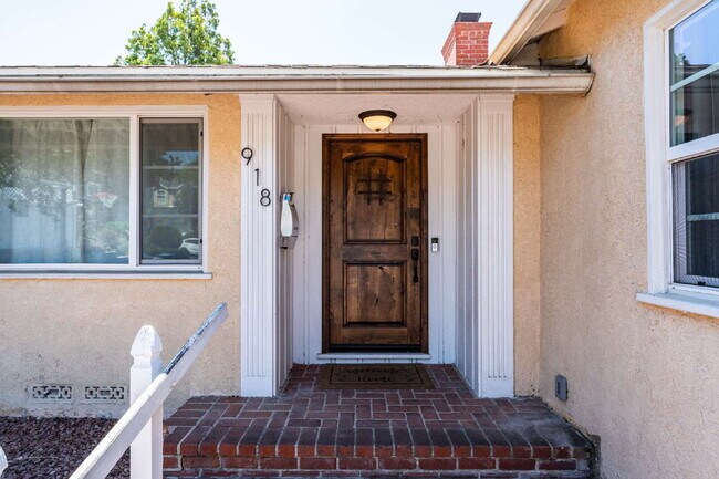 Building Photo - Elegantly Renovated Burbank Home in Prime ...