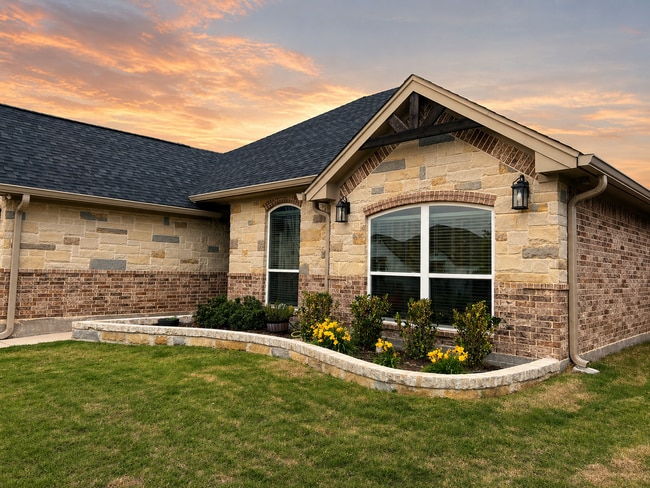 Building Photo - AVAILABLE FOR MOVE-IN WITH A 2-WEEK NOTICE