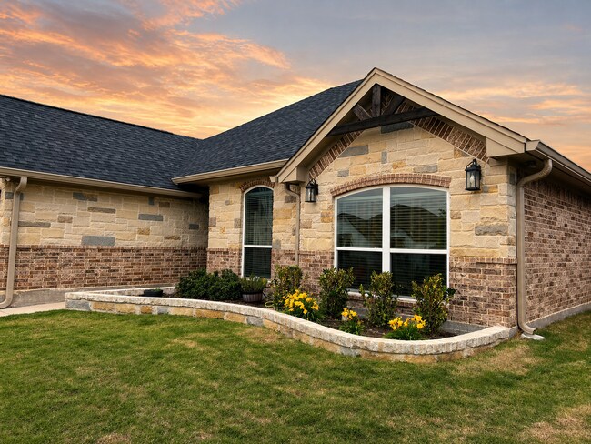 Foto del edificio - AVAILABLE FOR MOVE-IN WITH A 2-WEEK NOTICE
