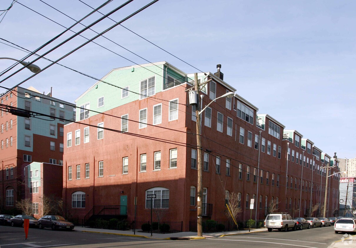 Building Photo - 1026 Clinton St