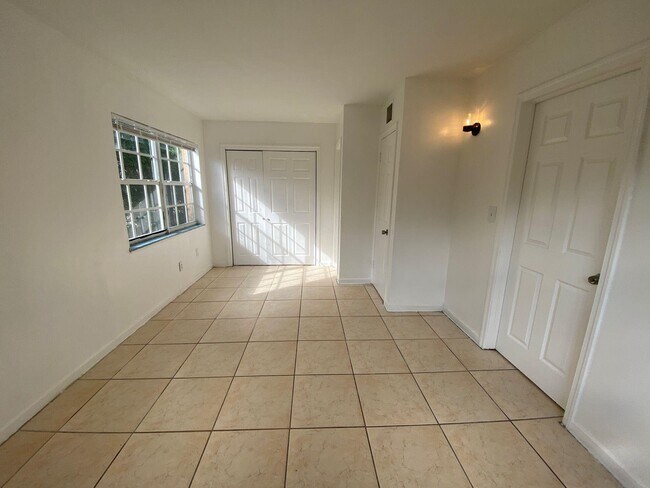 Foto del edificio - 3729 Lambert Ave