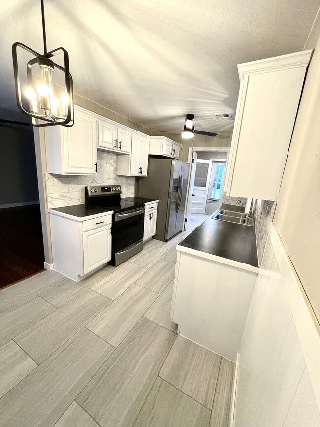 Kitchen - 2427 W Casado St